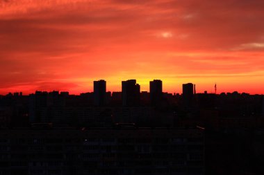 Büyük şehrin üzerinde gün batımı