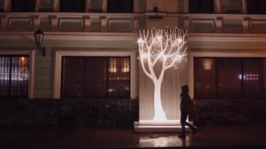 Yeni yılın minimalist tasarımı. Kaldırımda Parlak Süslemeli Ağaçlar