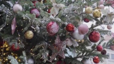Noel ağacı ışıkları parıldıyor Noel ağacı süslerle aydınlatılıyor.