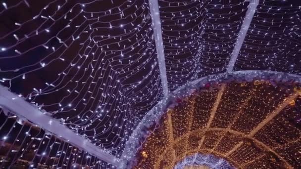 Nouvel an tunnel de guirlandes. décorations lumineuses. Clignotant lumières de Noël — Video