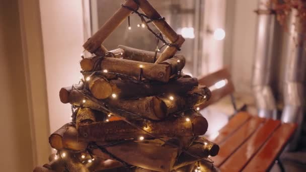 Draußen Weihnachtsdekoration für Neujahr auf der Stadtstraße in der Abenddämmerung. Baum aus Holz lizenzfreies Stockvideo