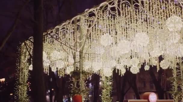 Illumination Weihnachtsschmuck, Girlanden und Lichter auf dem nächtlichen Stadtplatz Stock-Filmmaterial