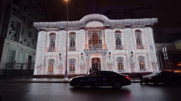 Fassade des Gebäudes mit schöner Architektur, geschmückt mit Weihnachtsgirlanden Lizenzfreies Stock-Filmmaterial