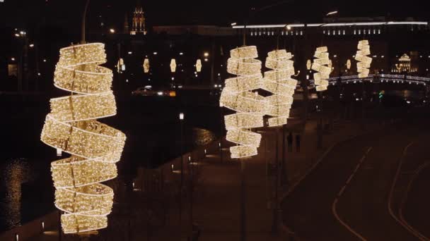 크리스마스를 위한 화려 한 거리의 이브닝 뷰, 도시의 빛나는 미술 작품 — 비디오