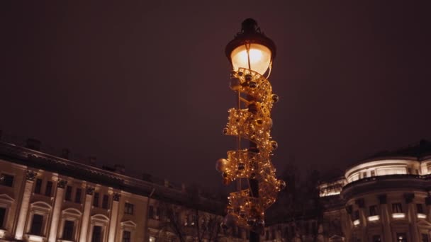 Lanterna de rua com guirlandas decorativas de Natal. Celebração do ano novo — Vídeo de Stock