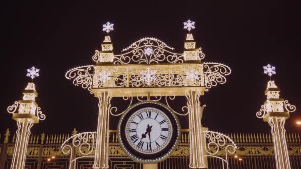 Noël belle décoration de rue avec une grande horloge. Concept de célébration Vidéo De Stock