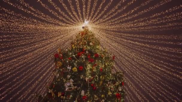 Belle illumination sous la forme d'une tente sur l'arbre du Nouvel An dans la ville Vidéo De Stock