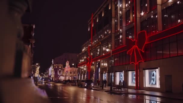 Vista notturna della strada illuminata con decorazioni natalizie e di Capodanno — Video Stock