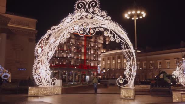 Hermosa decoración de la calle de Navidad en forma de una corona femenina — Vídeo de stock