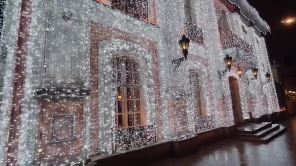 Fassade des Gebäudes mit weihnachtlichem Lichterkranz geschmückt Lizenzfreies Stock-Filmmaterial