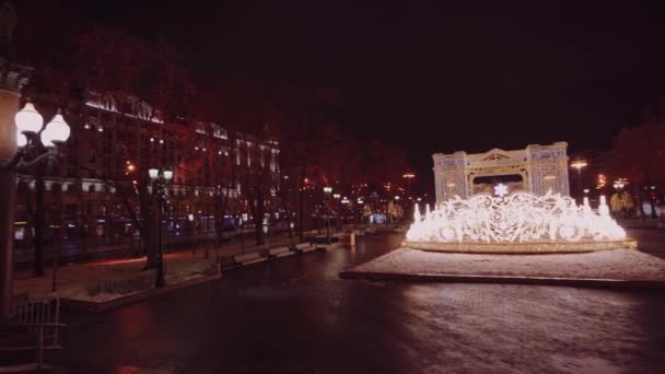 Vista panorámica de la plaza donde se instalan decoraciones de luz en la Navidad — Vídeo de stock