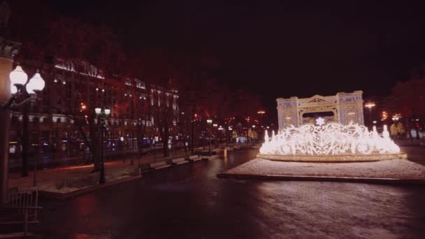 Panoramautsikt över torget där ljusa dekorationer installeras i julen — Stockvideo