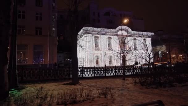 Facciata di edificio con ghirlanda di Natale. vista di lusso, la casa è brillante — Video Stock