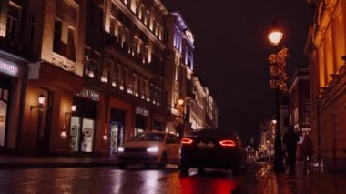 Moskova, Rusya - 1 Ocak 2020 Noelle aydınlatılan Night view Caddesi