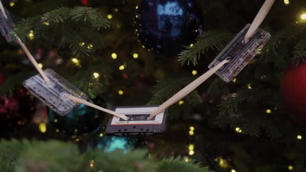 Aus nächster Nähe. Weihnachtsbaum Spielzeug Audio-Kassette. Weihnachtsbaumschmuck Hintergrund — Stockvideo