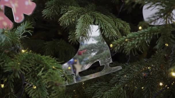 Aus nächster Nähe. Weihnachtsbaum Spielzeug Schlittschuhe. Weihnachtsbaumschmuck Hintergrund Lizenzfreies Stock-Filmmaterial