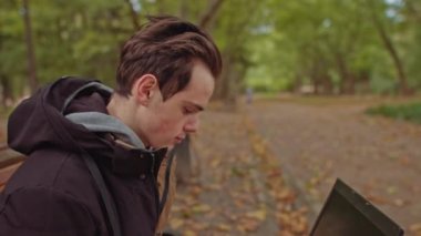 Açık havada çalışan genç ve çekici bir serbest yazar. Ofis çalışanı ya da iş adamı. İş ve sosyal uzaklık.