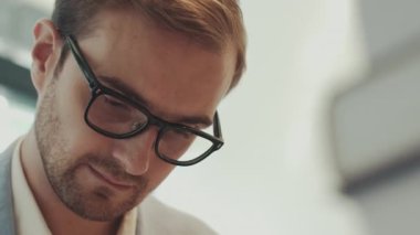 Depresyondaki umutsuz adam evrak işleriyle uğraşan maddi sorunlar için endişeleniyor. Stresli işadamı gibi görünüyor. Para borçlarını, bütçe kayıplarını, iflasları düşünmekten bıkmış görünüyor..