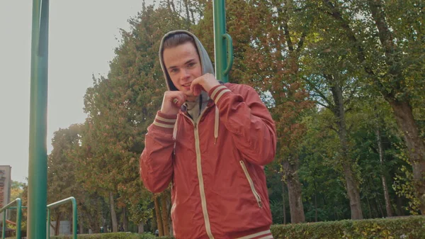 Cara de jovem desportista com. O tipo está na rua. jovem atlético cara faz primeiros movimentos como se boxe. — Fotografia de Stock