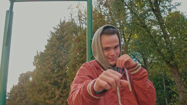 Gesicht des jungen Sportlers mit. Guy steht auf der Straße. Junger athletischer Typ macht erste Bewegungen wie beim Boxen. — Stockfoto