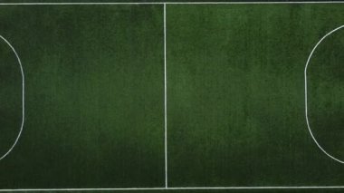Yeşil futbol sahası hava görüntüsü üst görünümü.