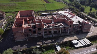 İnşaat alanında çalışıyorum, ev inşa ediyorum. Ekipman ve işçiler. AB mi? Yukarıdan görüntüle