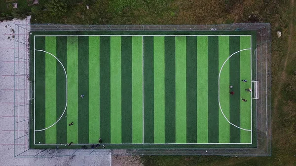 Зеленый вид сверху на футбольное поле — стоковое фото