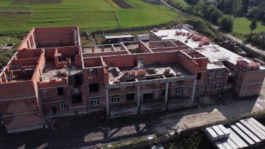 İnşaat alanında çalışıyorum, ev inşa ediyorum. Ekipman ve işçiler. AB mi? Yukarıdan görüntüle