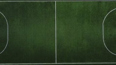 Yeşil futbol sahası hava görüntüsü üst görünümü.