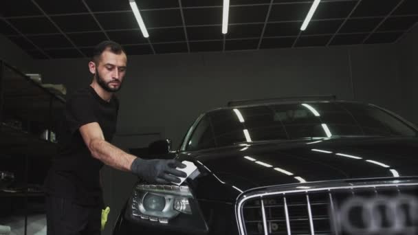 Professional Car Ceramics Worker applica uno strato di ceramica copertura antipioggia protettiva sui finestrini delle auto. Concetto da: Nano Protection, Accessori diversi, Protezione lunga. — Video Stock