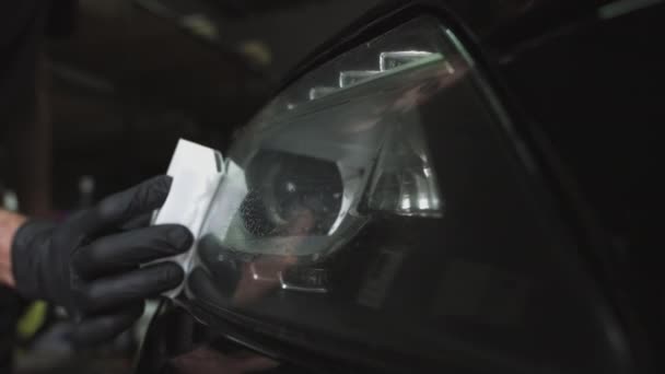 Bescherming van de koplampen. Professionele Car Ceramics Worker brengt een laag keramiek beschermende regenkap op autoruiten. Concept van Nano Protection, Verschillende toebehoren, Lang — Stockvideo