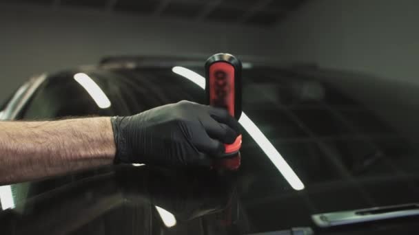 Professional Car Ceramics Worker applica uno strato di ceramica copertura antipioggia protettiva sui finestrini delle auto. Concetto da: Nano Protection, Accessori diversi, Protezione lunga — Video Stock