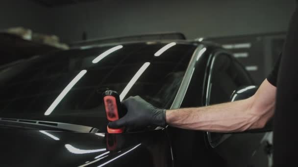 Επαγγελματική Car Κεραμικά Εργαζόμενος εφαρμόζει ένα στρώμα κεραμικών προστατευτικό κάλυμμα βροχής στα παράθυρα του αυτοκινήτου. Έννοια από: Nano Protection, διάφορα εξαρτήματα, Long protection — Αρχείο Βίντεο