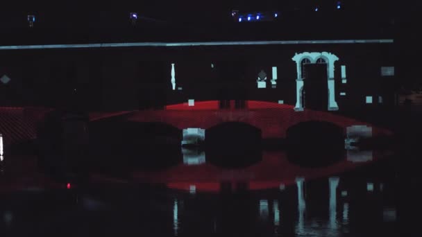 Malam yang sangat indah laser show di fasad rumah. Acara laser dan air mancur musik yang indah. Pemetaan video 3D. Strasbourg, Perancis Barrage Vauban — Stok Video