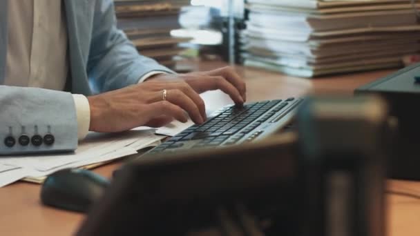 Pan Shot of Businessman manos escribiendo en el teclado de la computadora de escritorio para buscar información, investigación de marketing, soporte de comunicación en línea y hacer un informe de negocios en el escritorio de la oficina por la noche. — Vídeo de stock