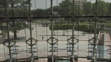 Yakışıklı giyimli bir adam büyük cam bir ofiste işe gider. İş adamı methiyesi ofise geri dönüyor. Güneşli gün başarısı yavaş çekim