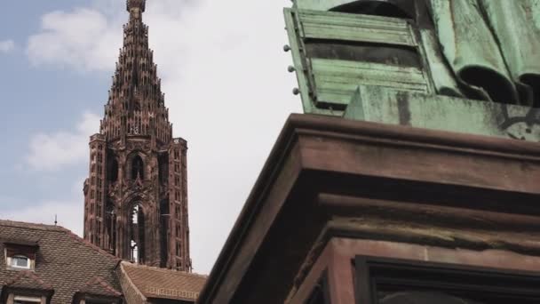 Strasburgo, Francia-circa 2020: la piazza principale di Strasburgo, Place du Chateau e Notre Dame de Strasbourg, la cattedrale e le vecchie case — Video Stock