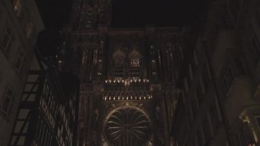 Strasbourg, Fransa - 8 Mayıs 2020: İleri itme kamerası Petite France 'ın Petite France eski kasabasındaki ışıklı Notre Dame Katedrali' nin ön cephesinin girişinden yukarı eğ