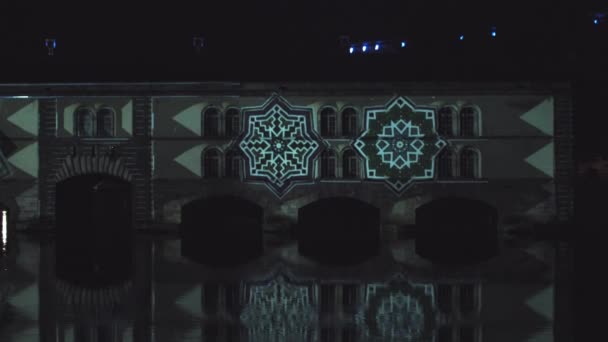 Evin ön cephesinde çok güzel bir gece lazeri gösterisi. Güzel bir lazer ve müzikal fıskiye gösterisi. 3 boyutlu video kopyalama. Strasbourg, Fransa Barrage Vauban — Stok video