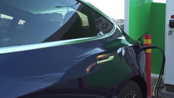 Elektrische voertuig opladen poort pluggen in EV moderne auto. bespaar ecologie alternatieve energie duurzaam van de toekomst — Stockvideo