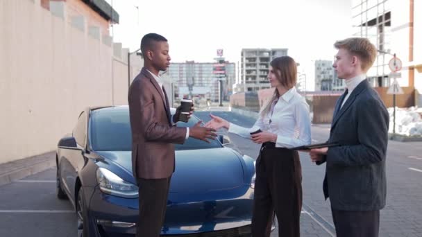 Afro amerikansk affärsman och affärskvinna skakar hand partnerskap affär företag när du står utanför på gatan nära en stor kontorsbyggnad, på morgonen. — Stockvideo