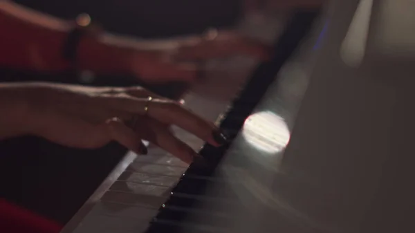 Ένα θηλυκό νεαρά χέρια που παίζουν πιάνο σε μαύρο μανικιούρ και αξεσουάρ. Κλασική μουσική. Κορίτσι που παίζει πιάνο λέξεις-κλειδιά — Φωτογραφία Αρχείου