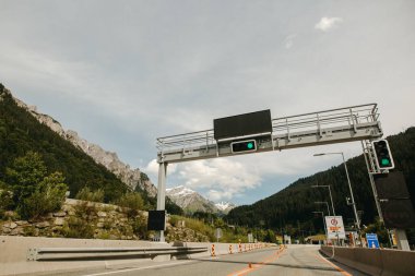 Alp yolu manzarası ormanı, dağlar ve parlak güneşli bir günde arka planda mavi gökyüzü. Yaz tatili. manzaralı Avusturalya peyzajı yolu, otoyollar