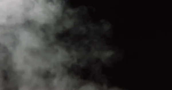 Elemento de superposición VFX de humo atmosférico. Fondo nebuloso. Humo en cámara lenta sobre fondo negro. Humo blanco flotando lentamente a través del espacio sobre fondo negro. Efecto niebla. Efecto niebla. — Foto de Stock