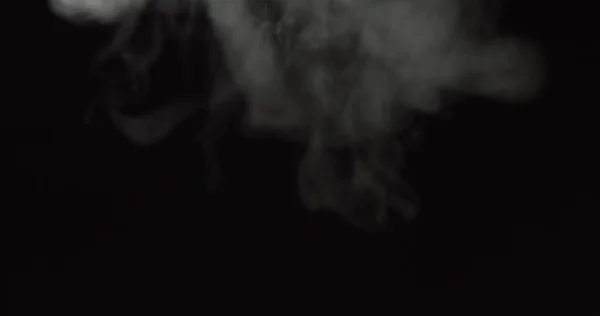 Humo, vapor, niebla - nube de humo realista mejor para usar en composición, 4k, utilice el modo de pantalla para mezclar, nube de humo de hielo, humo de fuego, vapor de vapor ascendente sobre fondo negro - niebla flotante —  Fotos de Stock