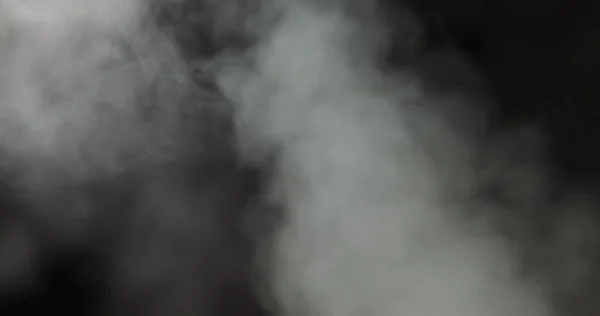 大气烟雾VFX覆盖元件。模糊的背景。在黑色背景上以慢动作冒烟。白烟在黑色背景下缓缓地飘过太空.雾的效果。雾效应. — 图库照片