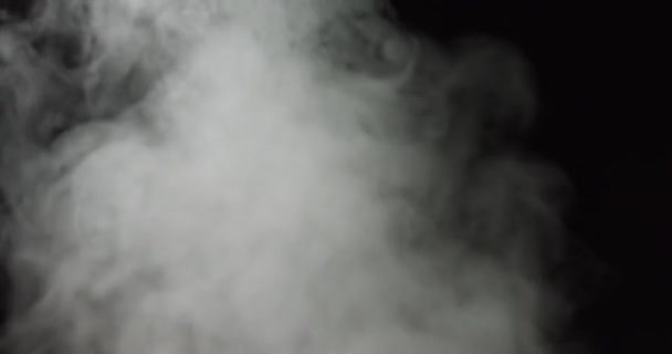 Fumo a bassa densità soffio diffusione concentricamente verso l'esterno Fumo d'arma da fuoco Fumo d'onda d'urto. Separato su fondo nero puro, contiene canale alfa. — Video Stock