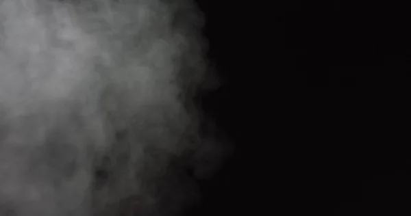Дим, пара, туман - реалістична димова хмара найкраще для використання в композиції, 4k, використовуйте режим екрану для змішування, крижана димова хмара, вогонь дим, висхідна пара на чорному тлі - плавучий туман — стокове фото