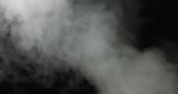 Elemento de superposición VFX de humo atmosférico. Fondo nebuloso. Humo en cámara lenta sobre fondo negro. Humo blanco flotando lentamente a través del espacio sobre fondo negro. Efecto niebla. Efecto niebla. — Foto de Stock