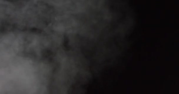 Fumaça, vapor, nevoeiro - nuvem de fumaça realista melhor para usar em composição, 4k, modo de tela de uso para mistura, nuvem de fumaça de gelo, fumaça de fogo, vapor ascendente sobre fundo preto - nevoeiro flutuante — Vídeo de Stock